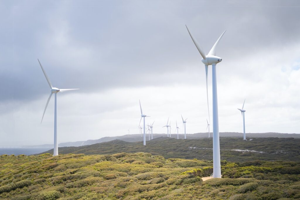 Rozległa farma wiatrowa (odnawialne źródła energii) wzdłuż nadmorskiego wybrzeża