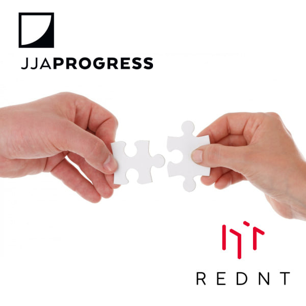 Dwie dłonie z puzzlami symbolizujące uzupełnienie kompetencji pomiędzy firmą JJA Progress Andrzej Wolski, a REDNT.